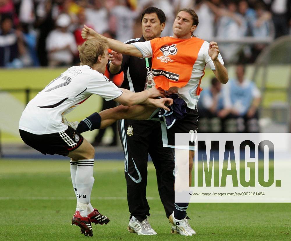 Ersatzspieler Leandro Cufre (Argentinien, re.) tritt Per Mertesacker (Deutschland) nach Spielende in den Unterleib - Fußball WM Herren WM 2006, Länderspiel, Nationalteam, Viertelfinale, Nationaltrikot, Deutschland - Argentinien 5:3 n.E Gruppe Reservist, Reservespieler, Auswechselspieler Berlin, Leibchen, Trainingsleibchen, Spannung, Wut, Fußball WM Herren WM 2006, Länderspiel, Nationalteam, Viertelfinale, Nationaltrikot, Deutschland - Argentinien 5:3 n.E Gruppe Reservist, Reservespieler, Auswechselspieler Berlin, Leibchen, Trainingsleibchen, Spannung, Wut,