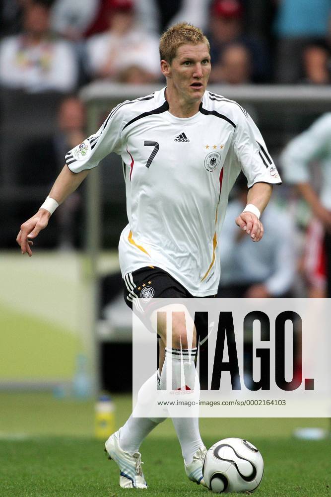 Bastian Schweinsteiger (Deutschland) am Ball - Fußball WM Herren WM 2006, Länderspiel, Nationalteam, Viertelfinale, Nationaltrikot Einzelbild Berlin Dynamik, Fußball WM Herren WM 2006, Länderspiel, Nationalteam, Viertelfinale, Nationaltrikot Einzelbild Berlin Dynamik,