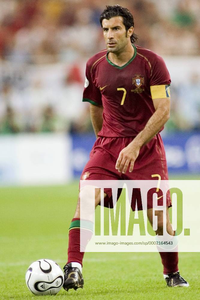 Luis Figo (Portugal) am Ball Fußball WM Herren WM 2006, Länderspiel, Nationalteam, Nationaltrikot, Viertelfinale Einzelbild Gelsenkirchen Dynamik, Fußball WM Herren WM 2006, Länderspiel, Nationalteam, Nationaltrikot, Viertelfinale Einzelbild Gelsenkirchen Dynamik,