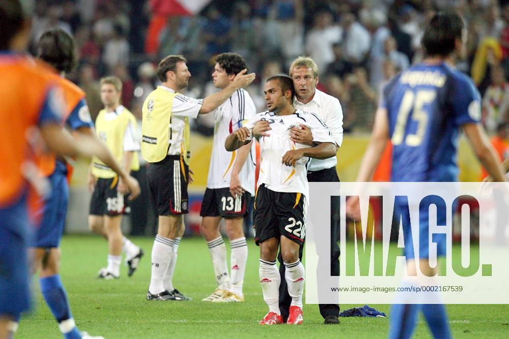 Bundestrainer Jürgen Klinsmann versucht den enttäuschten David Odonkor aufzubauen, hi. Nowotny (li.) und Ballack (alle Deutschland) - Fußball WM Herren WM 2006, Länderspiel, Nationalteam, Nationaltrikot, Halbfinale, Deutschland - Italien 0:2 n.V. Gruppe Dortmund Enttäuschung, Fußball WM Herren WM 2006, Länderspiel, Nationalteam, Nationaltrikot, Halbfinale, Deutschland - Italien 0:2 n.V. Gruppe Dortmund Enttäuschung,