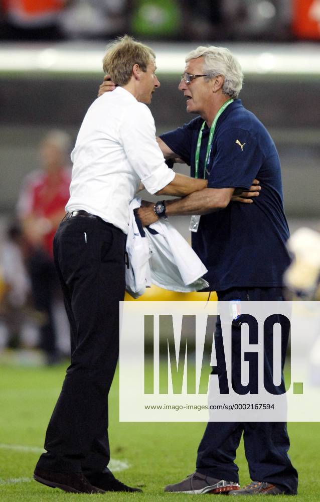 Bundestrainer Jürgen Klinsmann (Deutschland, li.) gratuliert Nationaltrainer Marcello Lippi (Italien) zum Finaleinzug Fußball WM Herren WM 2006, Länderspiel, Nationalteam, Halbfinale, Deutschland - Italien 0:2 n.V. Gruppe Dortmund Kameradschaft, Fußball WM Herren WM 2006, Länderspiel, Nationalteam, Halbfinale, Deutschland - Italien 0:2 n.V. Gruppe Dortmund Kameradschaft,