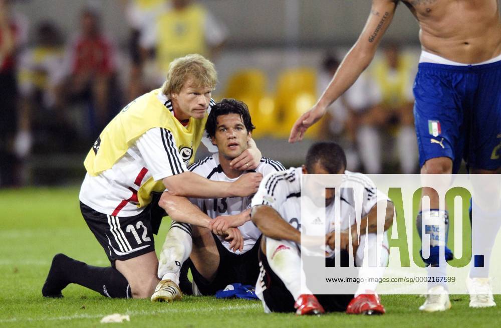 Torwart Oliver Kahn (li.) tröstet Michael Ballack (Mitte) und David Odonkor (alle Deutschland) nach dem Ausscheiden im Halbfinale, Marco Materazzi (Italien) mit Anerkennung Fußball WM Herren WM 2006, Länderspiel, Nationalteam, Halbfinale, Deutschland - Italien 0:2 n.V. Gruppe Dortmund Enttäuschung, Fußball WM Herren WM 2006, Länderspiel, Nationalteam, Halbfinale, Deutschland - Italien 0:2 n.V. Gruppe Dortmund Enttäuschung,