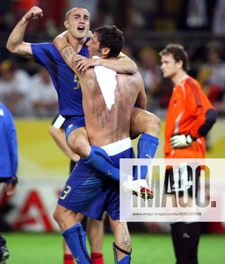 Fabio Cannavaro (li.) und Marco Materazzi (beide Italien) feiern den Finaleinzug, re. der enttäuschte Torwart Lehmann (Deutschland) - Fußball WM Herren WM 2006, Länderspiel, Nationalteam, Halbfinale, Nationaltrikot, Deutschland - Italien 0:2 Vdig, Gruppe Dortmund Begeisterung, Freude, Fußball WM Herren WM 2006, Länderspiel, Nationalteam, Halbfinale, Nationaltrikot, Deutschland - Italien 0:2 Vdig, Gruppe Dortmund Begeisterung, Freude,