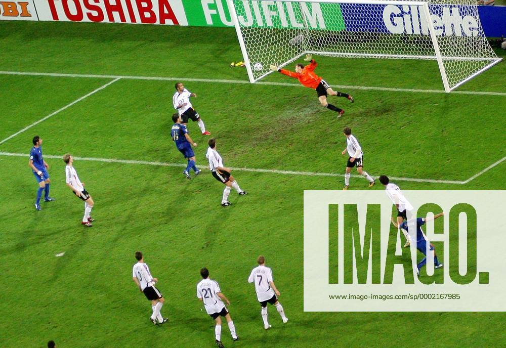 Torwart Jens Lehmann (Deutschland) streckt sich vergeblich nach dem Ball, der von Fabio Grosso (Italien, re.) perfekt in linke Torecke platziert wurde - Fußball WM Herren WM 2006, Länderspiel, Nationalteam, Halbfinale, Deutschland - Italien 0:2 n.V., Kosmetikindustrie Totale Elektronikindustrie, Fujifilm, Fuji, Gillette, Dortmund, Nationaltrikot Turnierhighlight Dynamik, Fußball WM Herren WM 2006, Länderspiel, Nationalteam, Halbfinale, Deutschland - Italien 0:2 n.V., Kosmetikindustrie Totale Elektronikindustrie, Fujifilm, Fuji, Gillette, Dortmund, Nationaltrikot Turnierhighlight Dynamik,