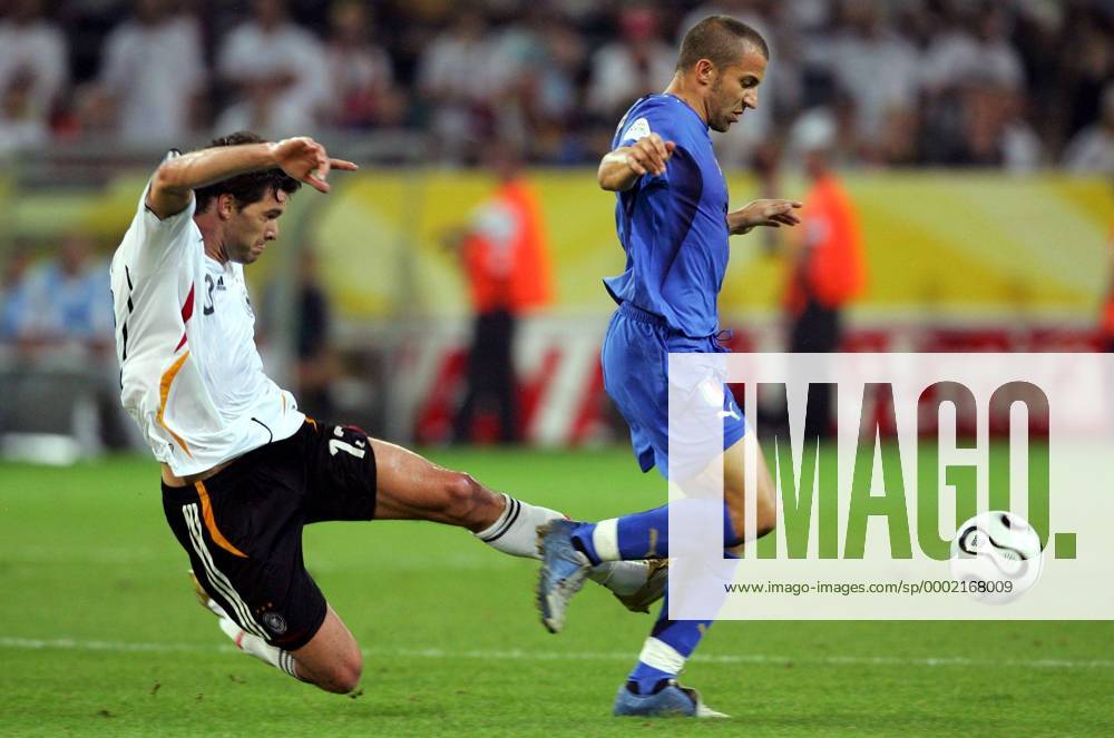 Michael Ballack (Deutschland, re.) grätscht gegen Alessandro Del Piero (Italien) - (pan15062) Fußball WM Herren WM 2006, Länderspiel, Nationalteam, Nationaltrikot, Halbfinale, Deutschland - Italien 0:2 n.V. Gruppe Dortmund Dynamik, Kampf Fußball WM Herren WM 2006, Länderspiel, Nationalteam, Nationaltrikot, Halbfinale, Deutschland - Italien 0:2 n.V. Gruppe Dortmund Dynamik, Kampf