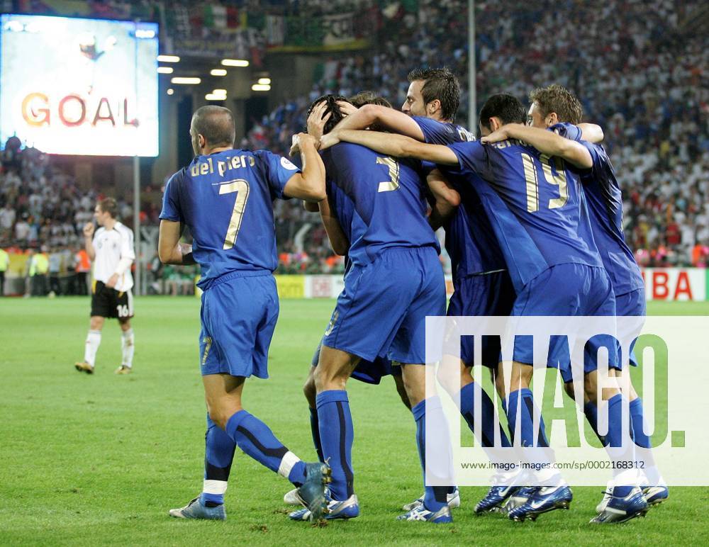 Torjubel Italien - Dabei Alessandro del Piero (li.) - Fußball WM Herren WM 2006, Länderspiel, Nationalteam, Nationaltrikot, Deutschland - Italien 0:2 n.V. Gruppe Halbfinale Dortmund Freude, Fußball WM Herren WM 2006, Länderspiel, Nationalteam, Nationaltrikot, Deutschland - Italien 0:2 n.V. Gruppe Halbfinale Dortmund Freude,
