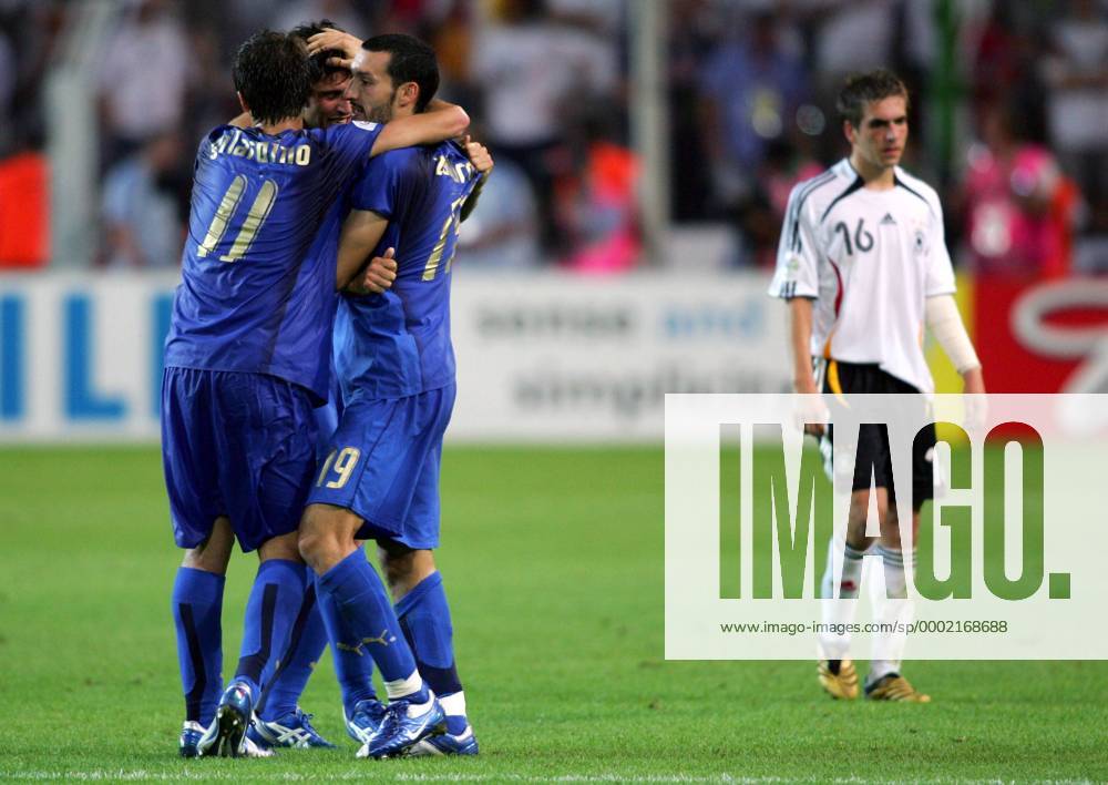 Torjubel Italien, v.li.: Alberto Gilardino, Fabio Grosso und Gianluca Zambrotta, daneben der enttäuschte Philipp Lahm (Deutschland) Fußball WM Herren WM 2006, Länderspiel, Nationalteam, Halbfinale, Nationaltrikot, Deutschland - Italien 0:2 Gruppe Dortmund Freude, Fußball WM Herren WM 2006, Länderspiel, Nationalteam, Halbfinale, Nationaltrikot, Deutschland - Italien 0:2 Gruppe Dortmund Freude,
