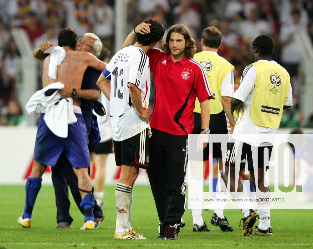 Torsten Frings (re.) tröstet den enttäuschten Michael Ballack (beide Deutschland) Fußball WM Herren WM 2006, Länderspiel, Nationalteam, Nationaltrikot, Deutschland - Italien 0:2, Halbfinale Gruppe Dortmund Enttäuschung, Fußball WM Herren WM 2006, Länderspiel, Nationalteam, Nationaltrikot, Deutschland - Italien 0:2, Halbfinale Gruppe Dortmund Enttäuschung,