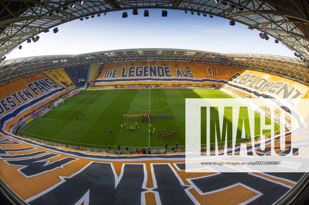 Fußball, Stadiongeschichte SG Dynamo Dresden Fußball, 3. Liga, Saison 2015 2016, SG Dynamo Dresden,15. Spieltag, SG Dynamo Dresden - 1.FC Magdeburg, Samstag (31.10.2015), Stadion Dresden. žDie Legende aus Elbflorenz - der Verein mit den besten Fansœ, die Dresdner Fans zeigen die größte Stadion - Choreografie der Vereinsgeschichte. RM001