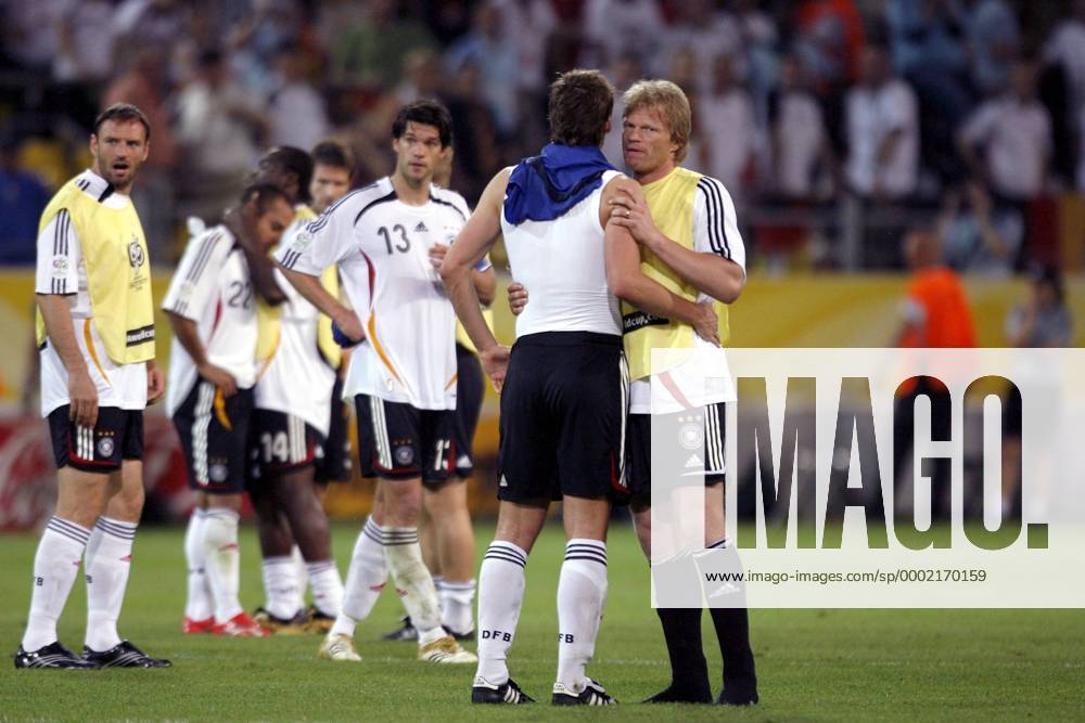 Ersatztorwart Oliver Kahn (re.) tröstet den enttäuschten Sebastian Kehl (Mitte), daneben Michael Ballack (2.v.li.) und Jens Nowotny (alle Deutschland) Fußball WM Herren WM 2006, Länderspiel, Nationalteam, Nationaltrikot, Halbfinale, Deutschland - Italien 0:2 Gruppe Dortmund Fußball WM Herren WM 2006, Länderspiel, Nationalteam, Nationaltrikot, Halbfinale, Deutschland - Italien 0:2 Gruppe Dortmund