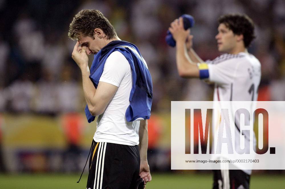 Miroslav Klose (Deutschland) enttäuscht nach dem Ausscheiden im Halbfinale Fußball WM Herren WM 2006, Länderspiel, Nationalteam, Halbfinale, Nationaltrikot, Deutschland - Italien 0:2 n.V. Gruppe Dortmund Enttäuschung, Fußball WM Herren WM 2006, Länderspiel, Nationalteam, Halbfinale, Nationaltrikot, Deutschland - Italien 0:2 n.V. Gruppe Dortmund Enttäuschung,