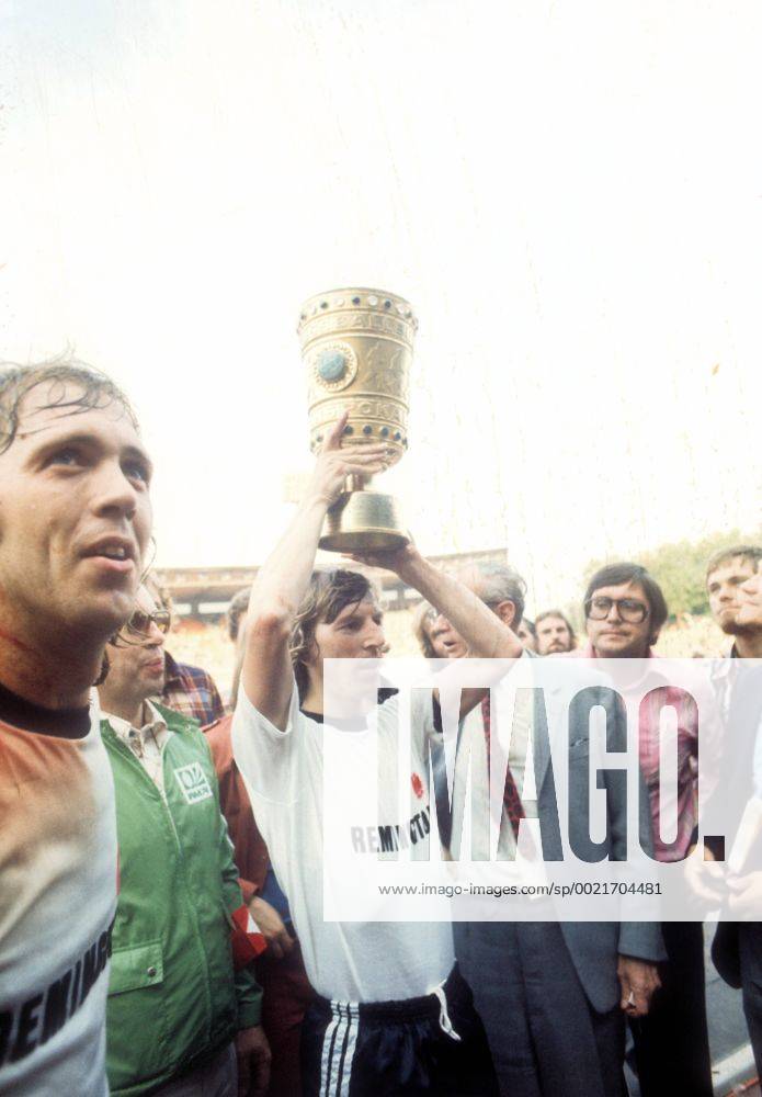 Eintracht Frankfurt gewinnt den DFB-Pokal: Jürgen Grabowski mit der Trophäe