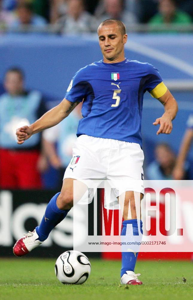 Fabio Cannavaro (Italien) am Ball - Fußball WM Herren WM 2006, Länderspiel, Nationalteam, Viertelfinale, Nationaltrikot Einzelbild Hamburg Fußball WM Herren WM 2006, Länderspiel, Nationalteam, Viertelfinale, Nationaltrikot Einzelbild Hamburg