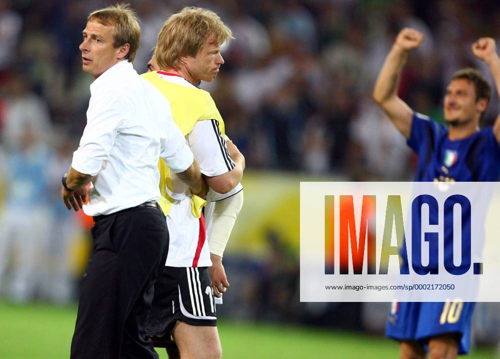 Bundestrainer Jürgen Klinsmann (li.) tröstet den enttäuschten Ersatztorwart Oliver Kahn (beide Deutschland), re. jubelt Totti (Italien) Fußball WM Herren WM 2006, Länderspiel, Nationalteam, Nationaltrikot, Halbfinale, Deutschland - Italien 0:2 n.V. Gruppe Dortmund Enttäuschung, Freude, Fußball WM Herren WM 2006, Länderspiel, Nationalteam, Nationaltrikot, Halbfinale, Deutschland - Italien 0:2 n.V. Gruppe Dortmund Enttäuschung, Freude,