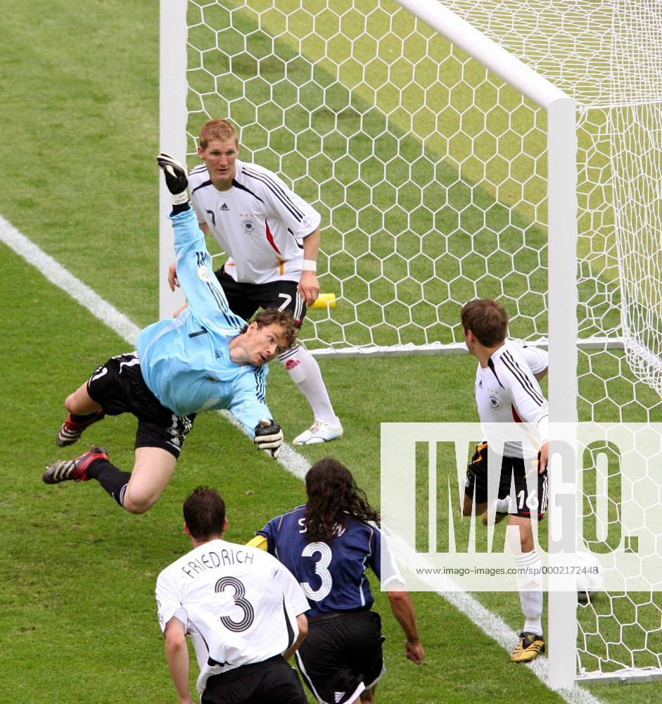 Torwart Jens Lehmann (Deutschland, li.) reagiert zu spät und kann das 0:1 nicht verhindern - (Icon9182012) Fußball WM Herren WM 2006, Länderspiel, Nationalteam, Viertelfinale, Nationaltrikot, Deutschland - Argentinien 5:3 n.E Gruppe Berlin Fußball WM Herren WM 2006, Länderspiel, Nationalteam, Viertelfinale, Nationaltrikot, Deutschland - Argentinien 5:3 n.E Gruppe Berlin