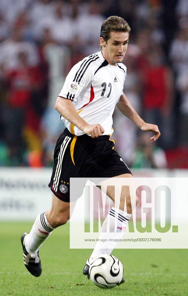 Miroslav Klose (Deutschland) am Ball Fußball WM Herren WM 2006, Länderspiel, Nationalteam, Halbfinale Einzelbild Nationaltrikot Dortmund Dynamik, Fußball WM Herren WM 2006, Länderspiel, Nationalteam, Halbfinale Einzelbild Nationaltrikot Dortmund Dynamik,