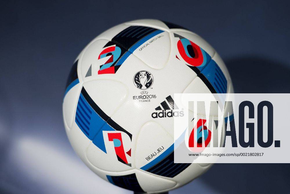 - St. Denis, Frankreich - Präsentation Spielball Beau Jeu von Sponsor Adidas für die EM 2016 - 12 11 2015 JBAutissier Panoramic
