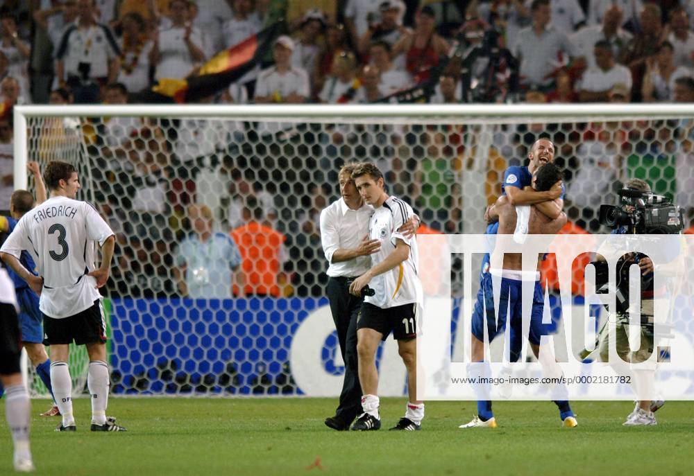 Bundestrainer Jürgen Klinsmann (2.v.li.) tröstet Miroslav Klose (beide Deutschland) nach der Niederlage während Alessandro del Piero von Marco Materazzi (beide Italien) umarmt wird Fußball WM Herren WM 2006, Länderspiel, Nationalteam, Halbfinale, Nationaltrikot, Deutschland - Italien 0:2 n.V. Gruppe cam, tragbar, tragbare, Kameratechnik, Kamera, Dortmund, Technik Enttäuschung, Fußball WM Herren WM 2006, Länderspiel, Nationalteam, Halbfinale, Nationaltrikot, Deutschland - Italien 0:2 n.V. Gruppe cam, tragbar, tragbare, Kameratechnik, Kamera, Dortmund, Technik Enttäuschung,