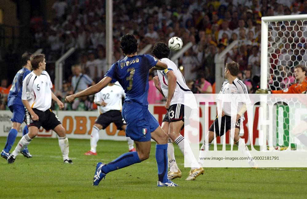 Fabio Grosso (Italien, Mitte) erzielt den Treffer zum 0:1, Michael Ballack (Deutschland, 3.v.re.) kann dem Ball nur noch hinterher schauen Fußball WM Herren WM 2006, Länderspiel, Nationalteam, Halbfinale, Nationaltrikot, Deutschland - Italien 0:2 n.V. Gruppe Dortmund Dynamik, Fußball WM Herren WM 2006, Länderspiel, Nationalteam, Halbfinale, Nationaltrikot, Deutschland - Italien 0:2 n.V. Gruppe Dortmund Dynamik,