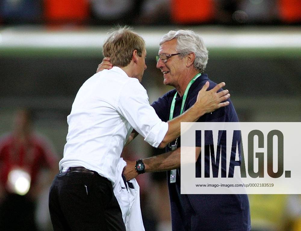 Bundestrainer Jürgen Klinsmann (Deutschland, li.) gratuliert Nationaltrainer Marcello Lippi (Italien) zum Finaleinzug Fußball WM Herren WM 2006, Länderspiel, Nationalteam, Halbfinale, Deutschland - Italien 0:2 Gruppe Dortmund Fußball WM Herren WM 2006, Länderspiel, Nationalteam, Halbfinale, Deutschland - Italien 0:2 Gruppe Dortmund