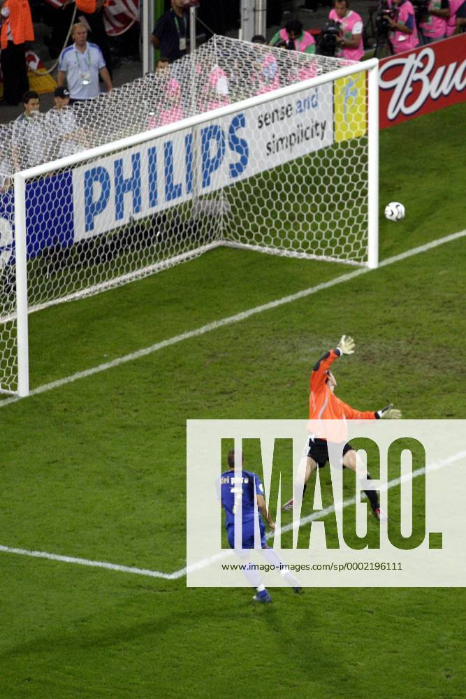 Alessandro del Piero (Italien) erzielt den Treffer zum 0:2 gegen Torwart Jens Lehmann (Deutschland) - Serie (3 4) Fußball WM Herren WM 2006, Länderspiel, Nationalteam, Halbfinale, Nationaltrikot, Deutschland - Italien 0:2 n.V. Gruppe Dortmund Dynamik, Fußball WM Herren WM 2006, Länderspiel, Nationalteam, Halbfinale, Nationaltrikot, Deutschland - Italien 0:2 n.V. Gruppe Dortmund Dynamik,