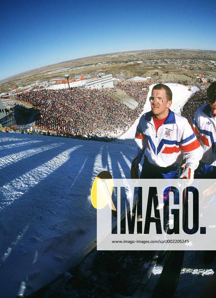 Eddy the Eagle Michael Edwards (Großbritannien) während der Olympischen Winterspiele 1988 in Calgary unter herrlich blauem Himmel auf dem Weg zur Schanze - Skispringen OS Winter Herren Olympische Spiele 1988, Winterspiele, Nordischer Skisport, Ski Nordisch Einzelbild Calgary Weite, Skispringen OS Winter Herren Olympische Spiele 1988, Winterspiele, Nordischer Skisport, Ski Nordisch Einzelbild Calgary Weite,