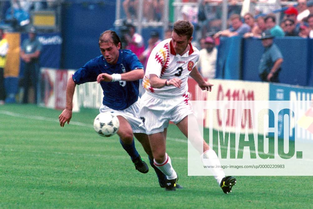 Antonio Conte (Italien, li.) im Duell mit Jorge Otero (Spanien) Fußball WM Herren Weltmeisterschaft 1994, Länderspiel, Viertelfinale, Nationalmannschaft, Nationalteam Gruppe Foxboro Boston Dynamik, Kampf