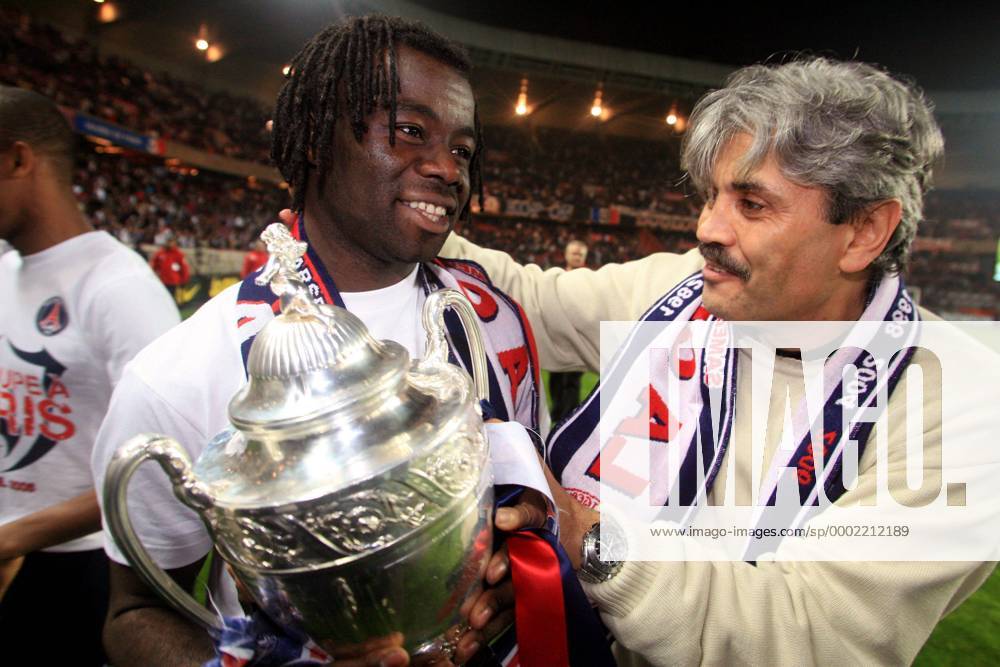 Trainer Guy Lacombe (re.) und Modeste M Bami (beide Paris St. Germain) freuen sich über den Gewinn des französischen Pokals - (pan13973) Fußball Herren Coupe de France 2005 2006, Französischer Pokal, Präsentation, präsentieren, Paris Saint Germain, PSG Gruppe Paris Freude, Fußball Herren Coupe de France 2005 2006, Französischer Pokal, Präsentation, präsentieren, Paris Saint Germain, PSG Gruppe Paris Freude,