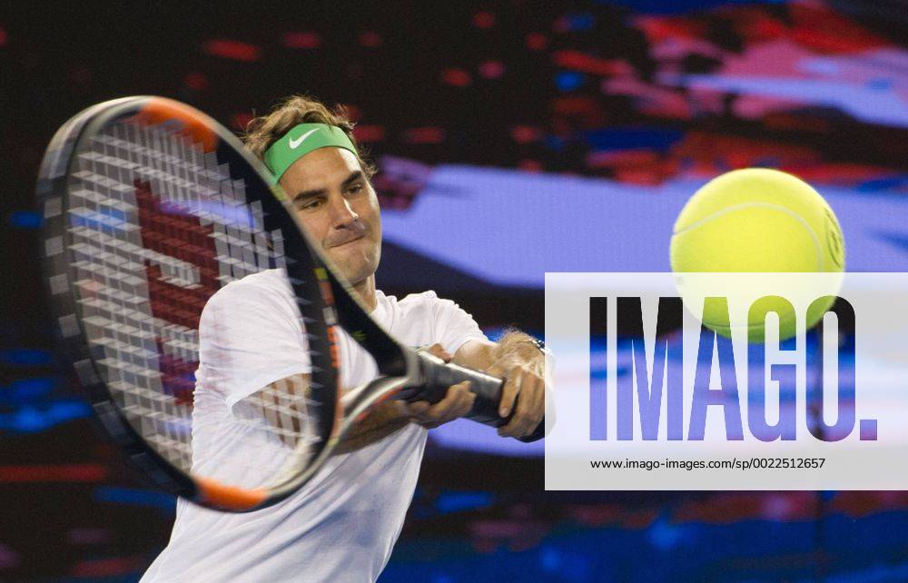 Themen der Woche - - Sport (160116) -- MELBOURNE, Jan. 16, 2016 -- Roger Federer of Switzerland plays an exhibition match during a Kids Day activity ahead of Australian Open 2016 at Melbourne Park in Melbourne, Australia, Jan. 16, 2016. ) (SP)AUSTRALIA-MELBOURNE-TENNIS-AUSTRALIAN OPEN-KIDS DAY BaixXue