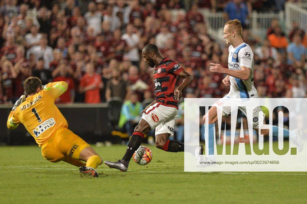 Pirtek Stadium, Parramatta, Australia. Hyundai A-League. Western Sydney Wanderers v Melbourne City. Wanderers won 4-3. Wanderers forward Romeo Castelen is foiled by Melbourne goalkeeper Thomas Sorensen. Owenx ActionPlus11701915