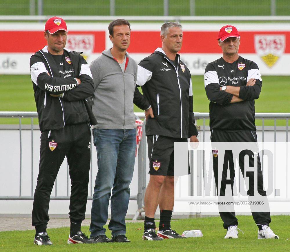 VFB Stuttgart Training Co Trainer Reiner Geyer, Fredi Bobic, Jürgen Kramny ( VFB II Trainer) und Armin Veh re. beim Training.