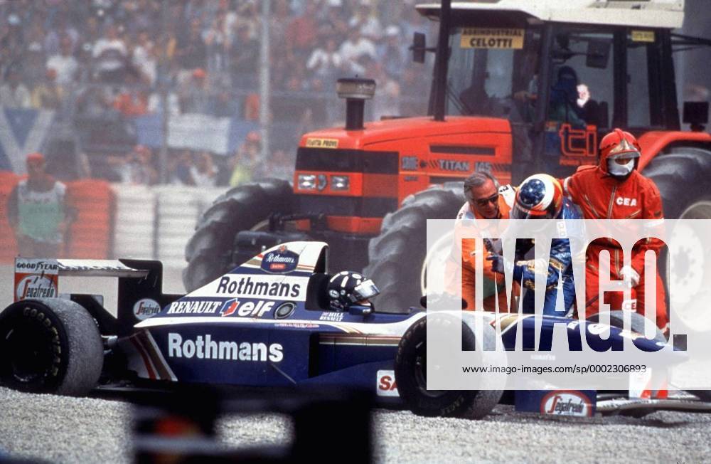 Michael Schumacher (Deutschland Benetton Renault) beschimpft Damon Hill (Großbritannien Williams Renault) nach einem Crash und muss von Streckenposten zurückgehalten werden Motorsport Grand Prix Herren Großer Preis von Italien 1995, Formel 1 Weltmeisterschaft, F1, F, GP, WM Gruppe Monza Spannung, Wut, Motorsport Grand Prix Herren Großer Preis von Italien 1995, Formel 1 Weltmeisterschaft, F1, F, GP, WM Gruppe Monza Spannung, Wut,