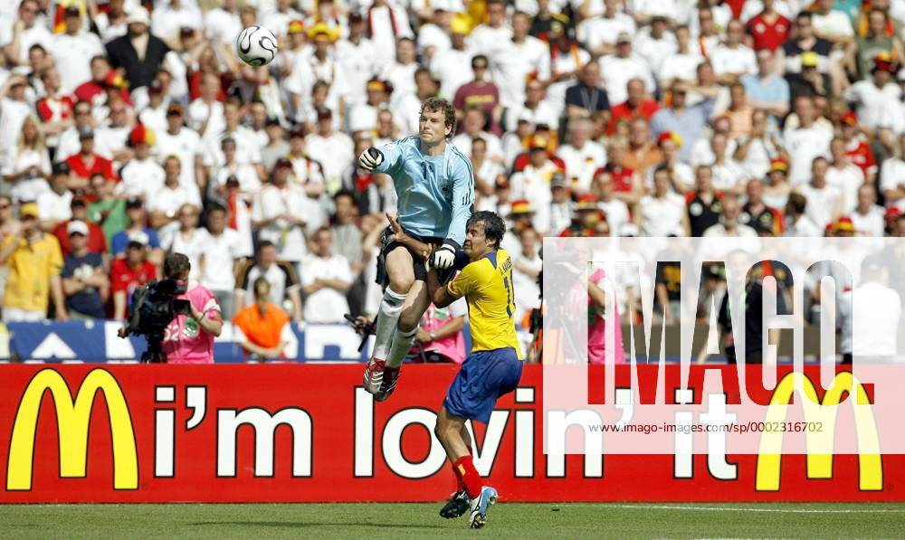 Torwart Jens Lehmann (Deutschland) - Faustabwehr gegen Ivan Kaviedes (Ecuador) Fußball WM Herren WM 2006, Länderspiel, Nationalteam, Nationaltrikot, Gruppe A, Mc Donalds Totale I m lovin it Schriftzug Berlin o0 McDonald s Donald Abwehr, Dynamik, Fußball WM Herren WM 2006, Länderspiel, Nationalteam, Nationaltrikot, Gruppe A, Mc Donalds Totale I m lovin it Schriftzug Berlin o0 McDonald s Donald Abwehr, Dynamik,