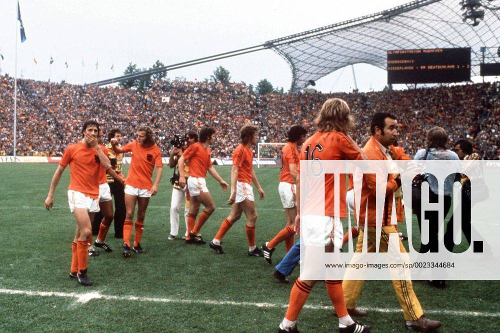 Johan Cruyff and the Holland players leave the field after lossing the Final. West Germany v Holland. The World Cup Final 1974.