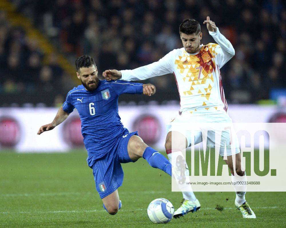 Udine, Italien - Fussball, Länderspiel Nationalteam, Freundschaftsspiel, Italien vs. Spanien: Antonio Candreva-Alvaro Morata