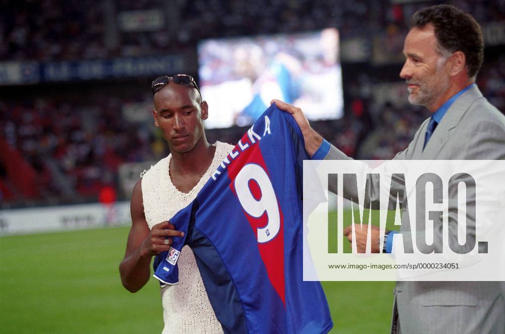 Nicolas Anelka (li.) nimmt von Vizepräsident Laurent Perpere (beide PSG) sein neues Trikot mit der Rückennummer 9 in Empfang Fußball Herren Saison 2000 2001, 1. Division, Französische Liga, St., SG, FC Paris Saint Germain Gruppe Prinzenparkstadion Paris
