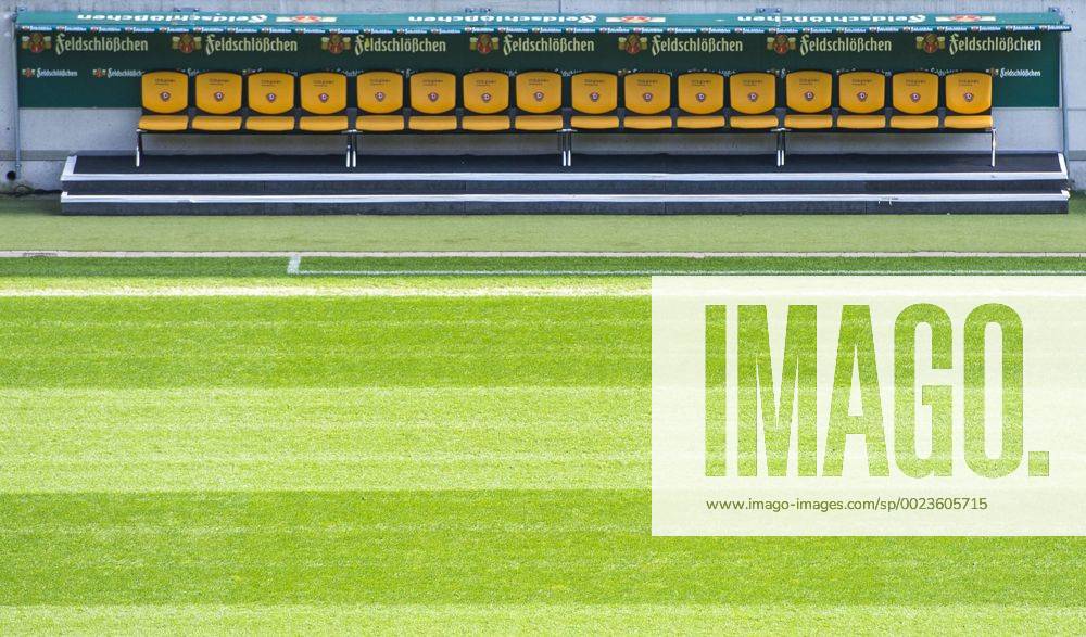 Fußball, Stadiongeschichte SG Dynamo Dresden Die Auswechselbank im DDV-Stadion in Dresden, aufgenommen am Dienstag (12.04.2016). RM001