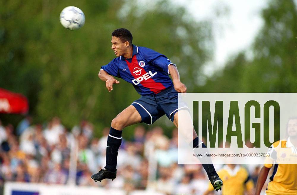 Überflieger Talal El Karkouri (PSG) beim Kopfball Fußball Herren Division 2000 2001, 1. Französische Liga, Paris St. Germain Einzelbild Orléans Dynamik, Höhe