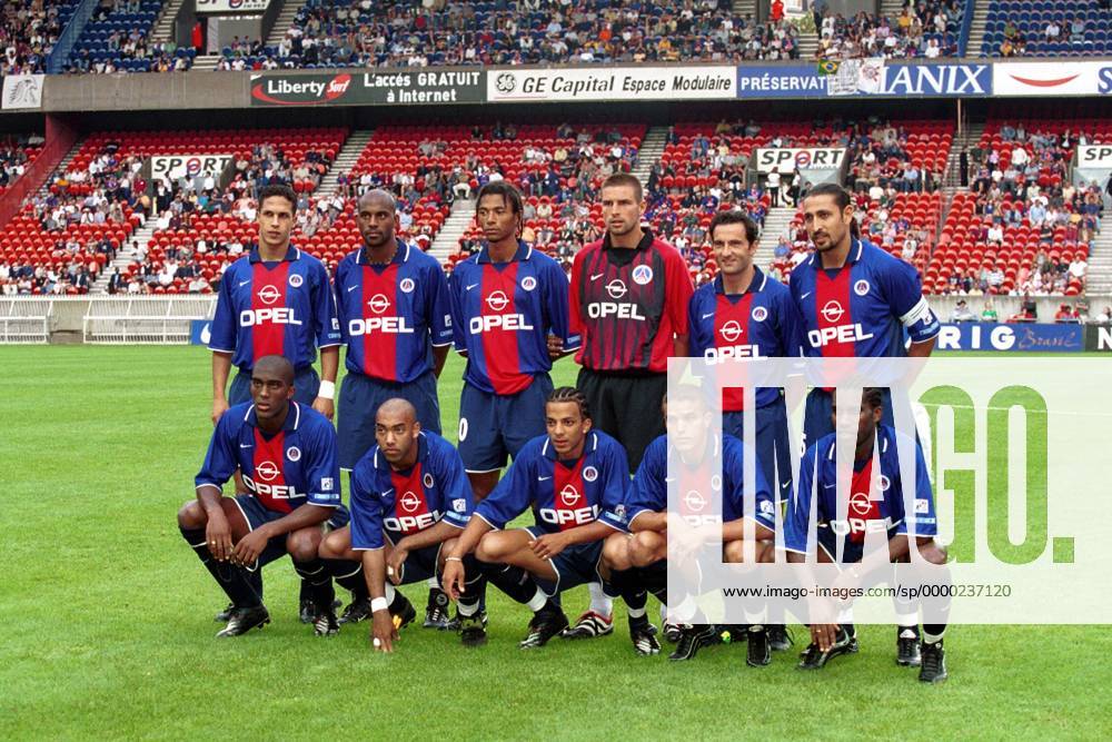Mannschaftsbild Paris St. Germain, hinten v. li.: Talal El Karkouri, Christian Correa, Edouard Cissé, Dominique Casagrande, Jimmy Algerino, Eric Rabesandratana; vorn: Sylvain Distin, Stéphane Dalmat, Peter Luccin, Laurent Robert, Augustine Okocha Fußball Herren Division 2000 2001, 1. Französische Liga, PSG Totale Parc des Princes, Prinzenpark Paris