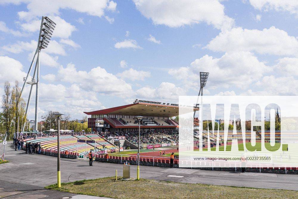 Berlin, Deutschland, 24.04.2016: Der Friedrich-Ludwig-Jahn-Sportpark beim Regionalliga Spiel zwischen BFC Dynamo und Hertha BSC II.