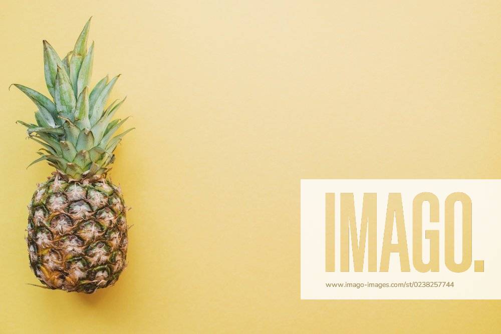Colored surface with pineapple. High resolution photo. colored surface with pineapple. High quality photo; farbige Oberfläche mit Ananas hohe Auflösung Foto farbige Oberfläche mit Ananas hohe Qualität Foto IST_35069_07879