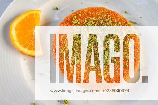 IMAGO Creative, Food, Künefe A plate of fresh Kunefe, sweet cheese pastry from Turkish cuisine *** einer Teller des Frisch Kunefe, suesse Käse Mehlspeise von türkisch cuisine 10165890