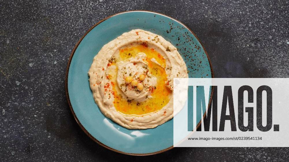 IMAGO Creative, Food, Hummus Hummus with olive oil, paprika, lemon and pita bread. Classic hummus on the plate, Hummus with olive oil, paprika, lemon and pita bread. Classic hummus on the plate, Hummus with olive oil, paprika, lemon and pita bread. Classic hummus on the plate, 24.02.2023,
