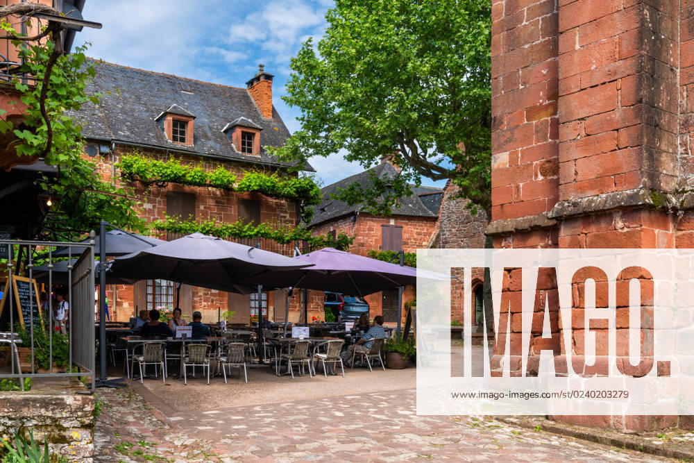 IMAGO Creative, Sommer, Schatten-Plätze bei Hitze Collonges-la-Rouge Collonges-la-Rouge, France - 13 May, 2022: tourists enjoy a drink and meal in a quaint restaurant in the red sandstone village of Collonges-la-Rouge