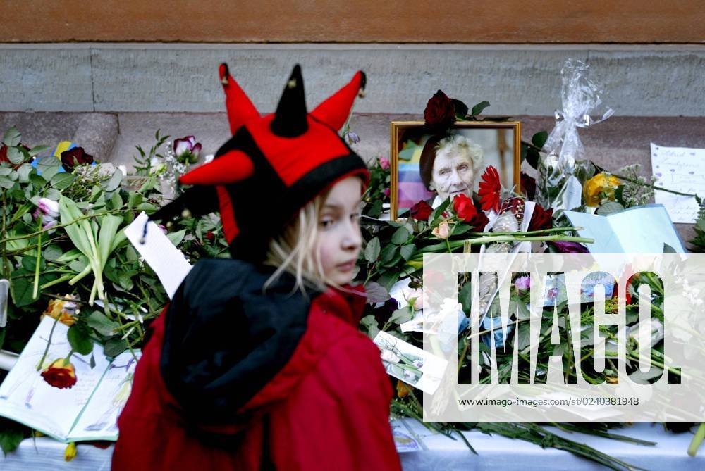STOCKHOLM 020308 Astrid Lindgrens funeral in Storkyrkan in Gamla Stan Mira Dahlkuist lays a flower for Astrid Lindgren STOCKHOLM Sweden PB KOD 1070
