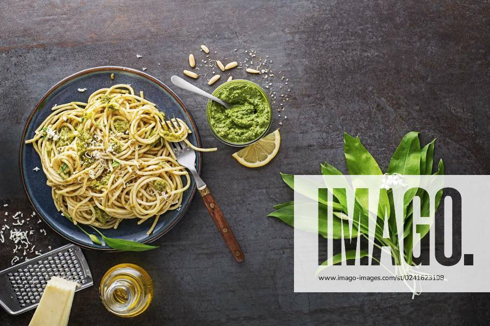Ramson wild garlic pesto pasta, Making Fresh pasta with ramson or wild garlic pesto. Healthy spring food concept, Making Fresh pasta with ramson or wild garlic pesto. Healthy spring food concept, 25.03.2023,