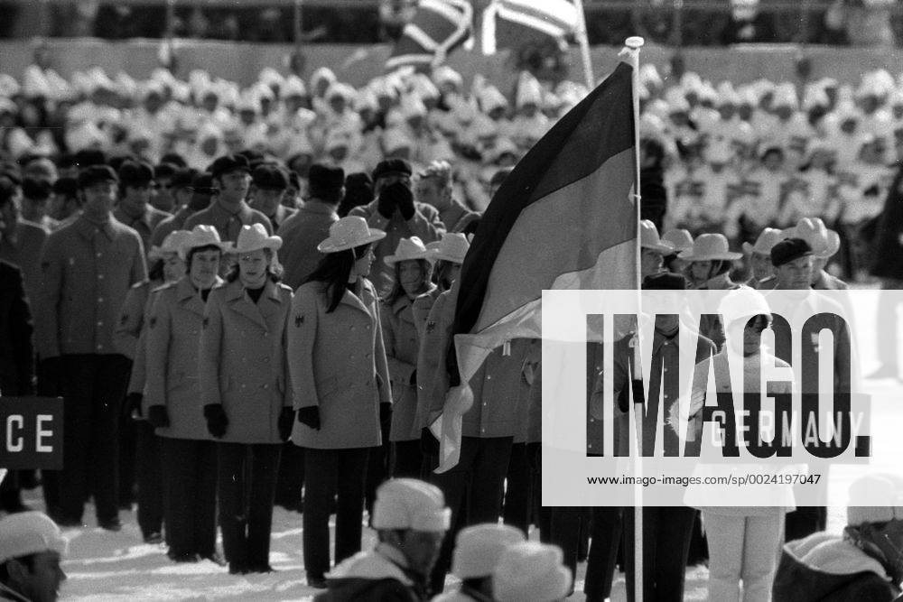 Eröffnungsfeier der Olympischen Winterspiele 1972 in Sapporo, Einmarsch der Delegation BR Deutschland mit Fahnenträger Walter Demel