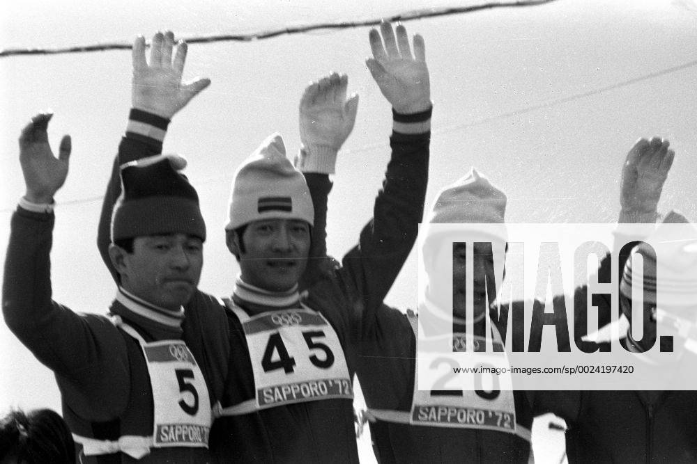 Olympische Spiele 1972 in Sapporo, Siegerehrung Skispringen von der 70m Schanze: Olympiasieger Yukio Kasaya (Mitte) zwischen Akitsugu Konno (li.) und Seiji Aochi (alle Japan)