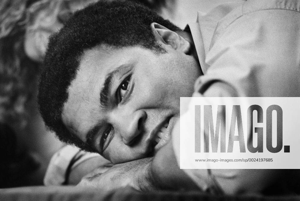 Muhammad Ali London, UK. EXCLUSIVE: Muhammad Ali in London in around 1988. He was in London to shoot a commercial for a powdered milk product but happily posed for a set of informal photographs taken by Christina Jansen. ReCaptioned 4th June 2016 following news of Muhammad Ali s death at the age of 74. SPECIAL PRICING. Images can be used at twice times stock rate library fees including on-line. CREDIT MANDATORY. CHRISTINA JANSEN LANDMARK MEDIA. LMK379-60635-040616