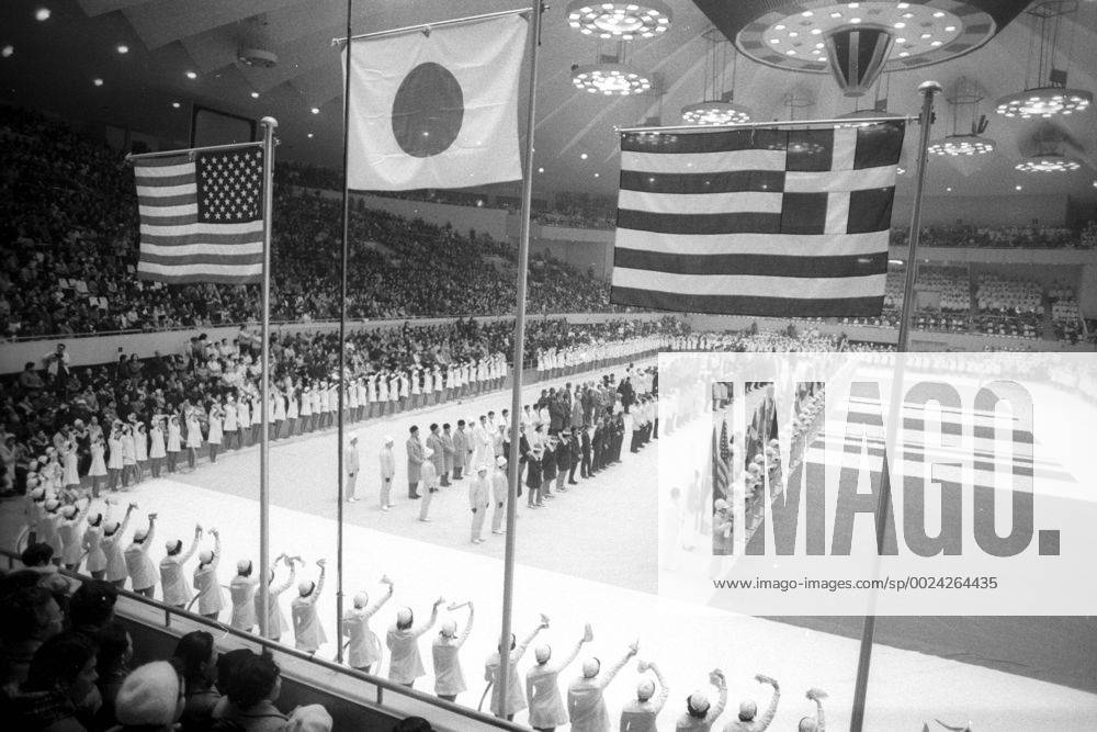Schlussfeier der Olympischen Spiele 1972 in Sapporo mit den Fahnen von Gastgeber Japan, USA, die nächsten Winterspiele sollen 1976 in Denver stattfinden, und Griechenland, dem Mutterland der Olympischen Spiele